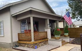 Stockyards!-1 Block Away ! Cowboy Cottage Sleeps 9