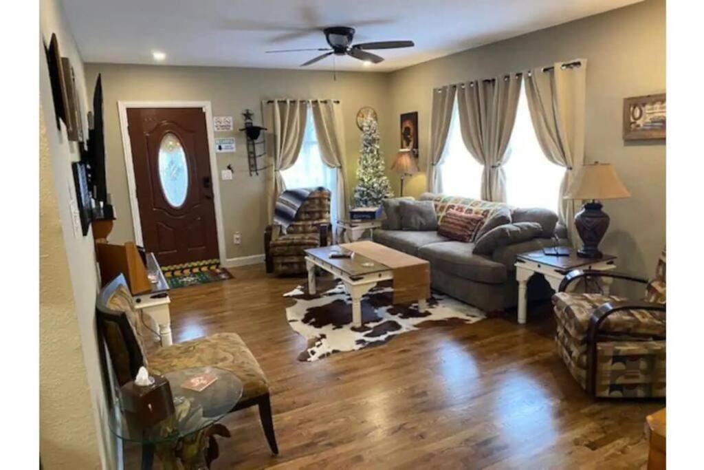 Stockyards!-1 Block Away ! Cowboy Cottage Sleeps 9 Fort Worth Exterior photo