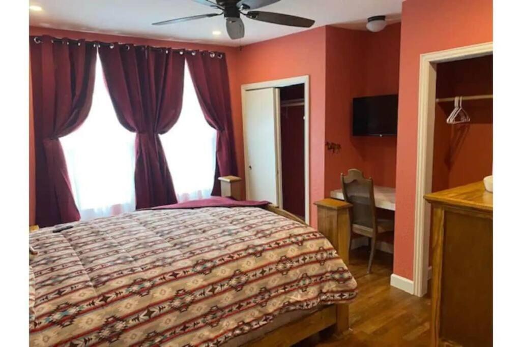 Stockyards!-1 Block Away ! Cowboy Cottage Sleeps 9 Fort Worth Exterior photo