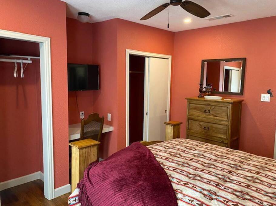 Stockyards!-1 Block Away ! Cowboy Cottage Sleeps 9 Fort Worth Exterior photo