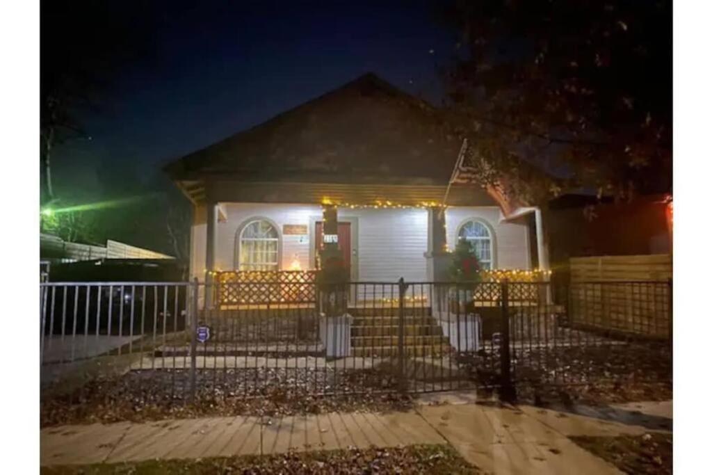 Stockyards!-1 Block Away ! Cowboy Cottage Sleeps 9 Fort Worth Exterior photo