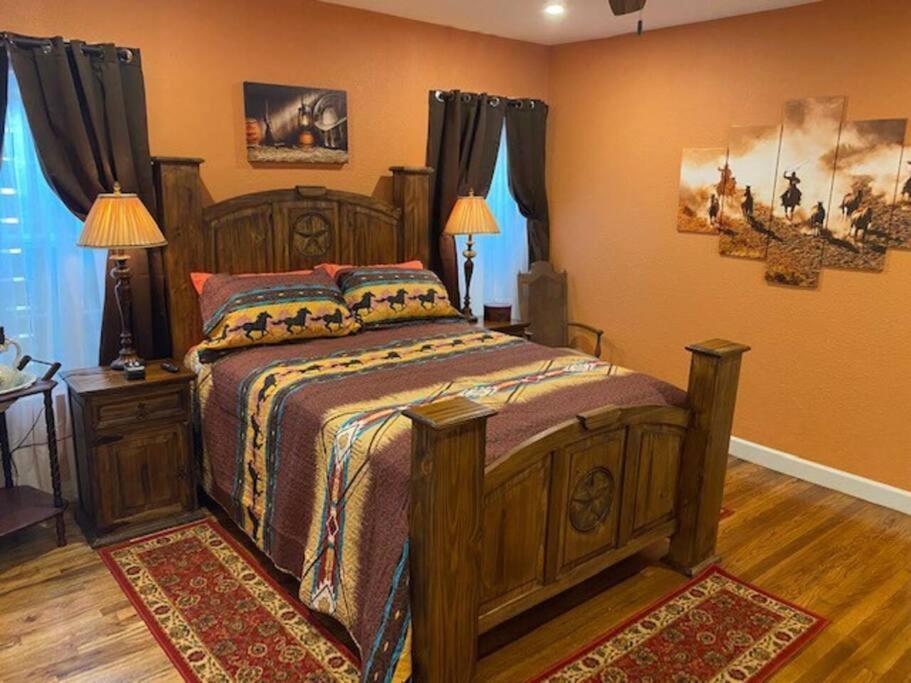 Stockyards!-1 Block Away ! Cowboy Cottage Sleeps 9 Fort Worth Exterior photo