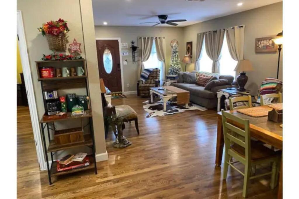 Stockyards!-1 Block Away ! Cowboy Cottage Sleeps 9 Fort Worth Exterior photo