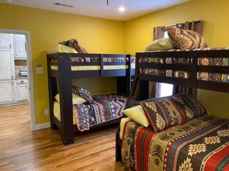Stockyards!-1 Block Away ! Cowboy Cottage Sleeps 9 Fort Worth Exterior photo