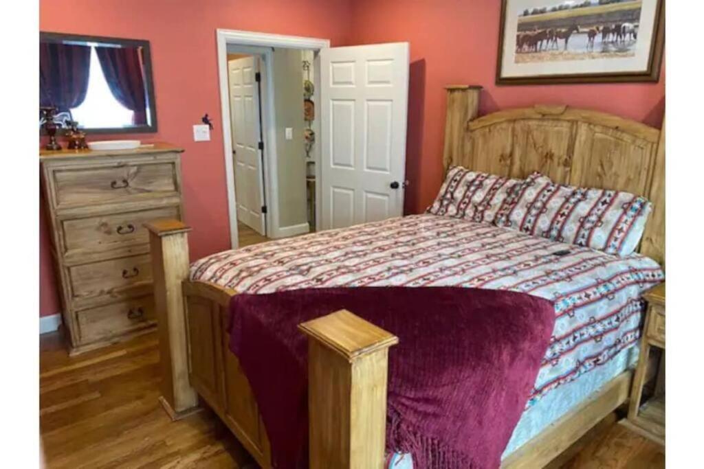 Stockyards!-1 Block Away ! Cowboy Cottage Sleeps 9 Fort Worth Exterior photo