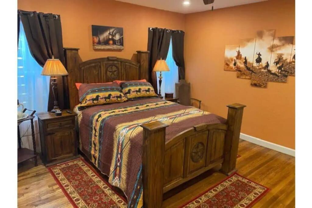 Stockyards!-1 Block Away ! Cowboy Cottage Sleeps 9 Fort Worth Exterior photo