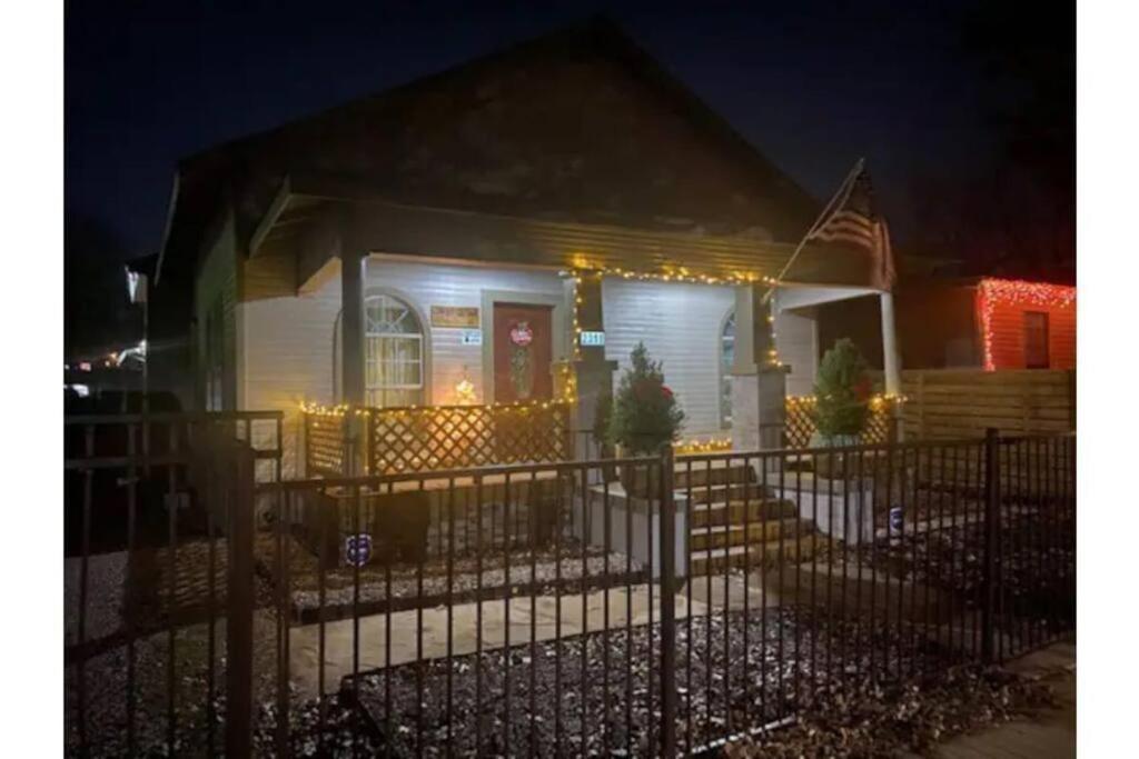 Stockyards!-1 Block Away ! Cowboy Cottage Sleeps 9 Fort Worth Exterior photo