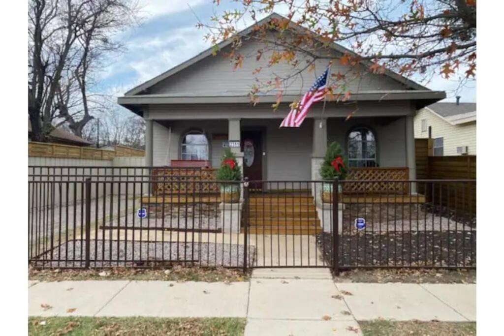 Stockyards!-1 Block Away ! Cowboy Cottage Sleeps 9 Fort Worth Exterior photo