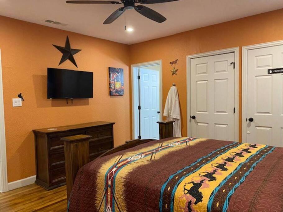 Stockyards!-1 Block Away ! Cowboy Cottage Sleeps 9 Fort Worth Exterior photo