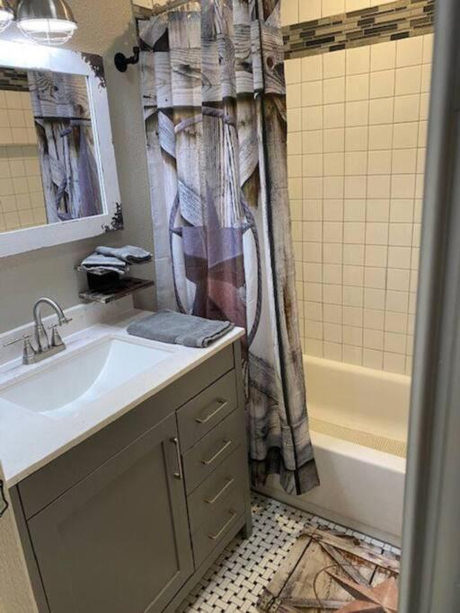 Stockyards!-1 Block Away ! Cowboy Cottage Sleeps 9 Fort Worth Exterior photo