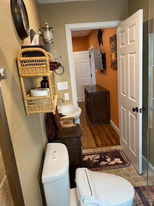 Stockyards!-1 Block Away ! Cowboy Cottage Sleeps 9 Fort Worth Exterior photo