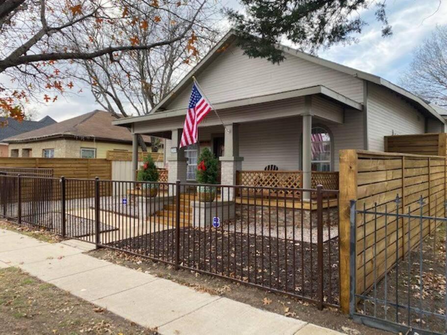 Stockyards!-1 Block Away ! Cowboy Cottage Sleeps 9 Fort Worth Exterior photo