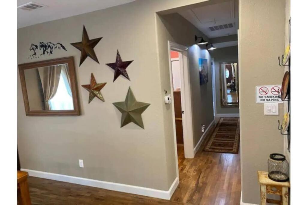 Stockyards!-1 Block Away ! Cowboy Cottage Sleeps 9 Fort Worth Exterior photo