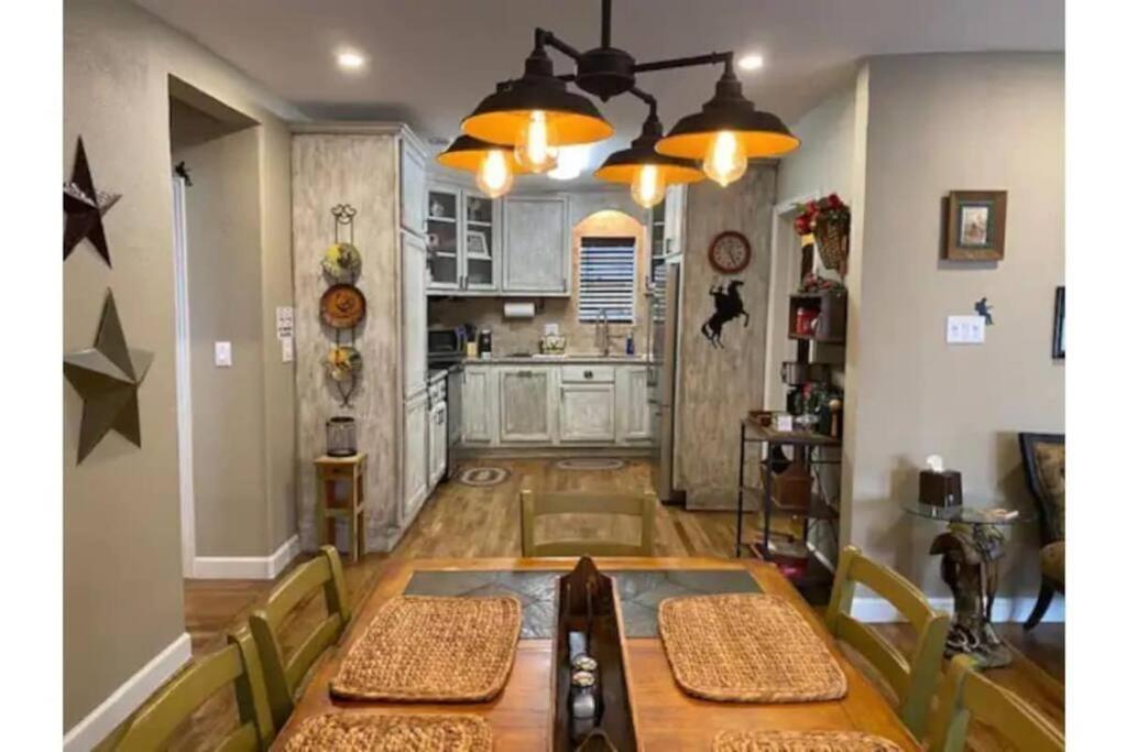 Stockyards!-1 Block Away ! Cowboy Cottage Sleeps 9 Fort Worth Exterior photo