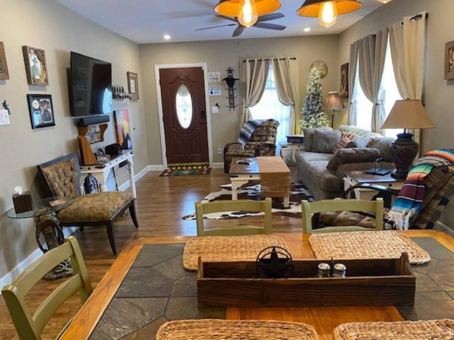 Stockyards!-1 Block Away ! Cowboy Cottage Sleeps 9 Fort Worth Exterior photo